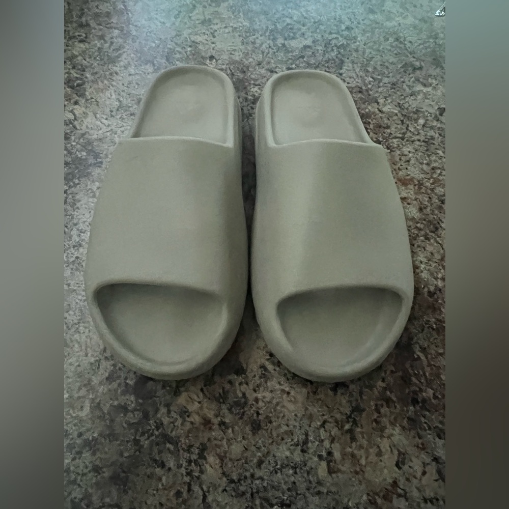Yeezy Slides 'Pure’ USED size 13 (will ship immediately)